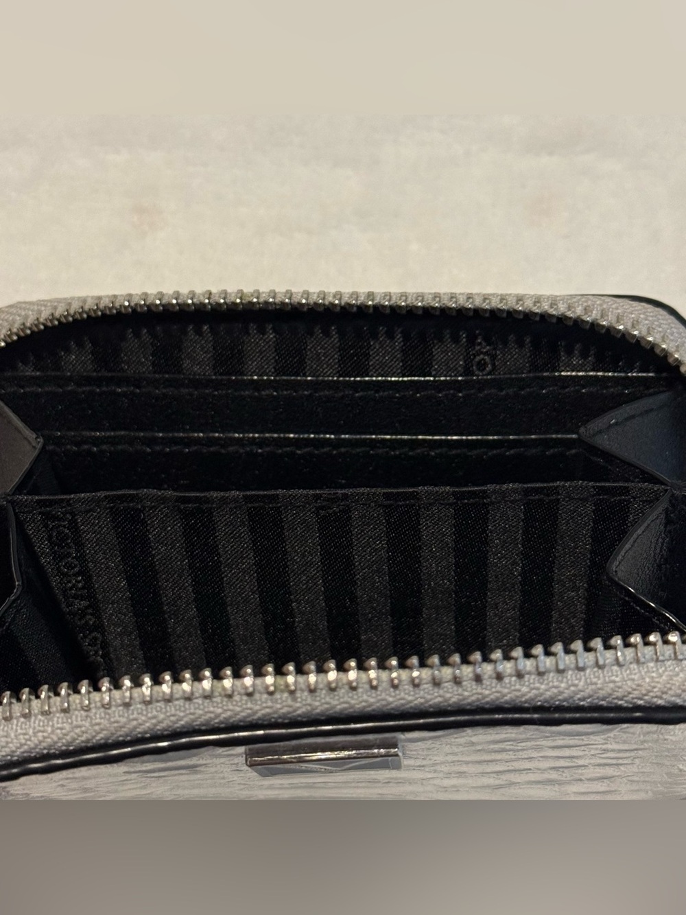 Victoria Secret Silver Metallic Snakeskin Embossed Zip Around Coin & Card Wallet - Picture 5 of 6